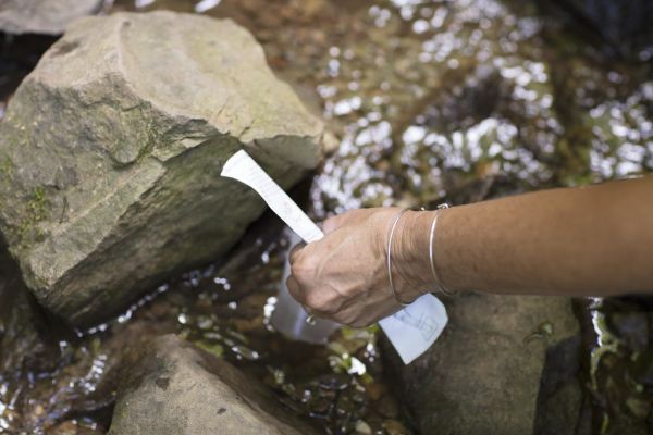 Foto de una prueba de calidad del agua tomada en campo