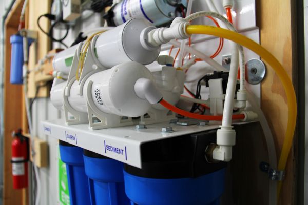 Foto de un sistema de ósmosis inversa instalado con varias etapas de filtración